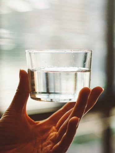 tillgång till rent vatten - man håller vattenglas